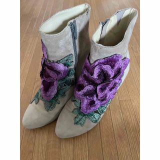 ジェフリーキャンベル(JEFFREY CAMPBELL)の完売品　ジェフリーキャンベル　花　刺繍　パープル　紫　ベージュ　ショートブーツ(ブーツ)