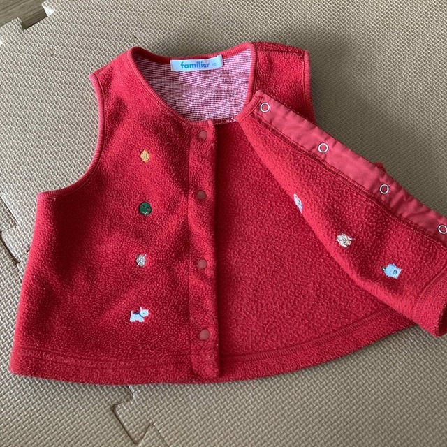 familiar(ファミリア)の【ファミリア70】ベスト　赤色　刺繍 キッズ/ベビー/マタニティのベビー服(~85cm)(カーディガン/ボレロ)の商品写真