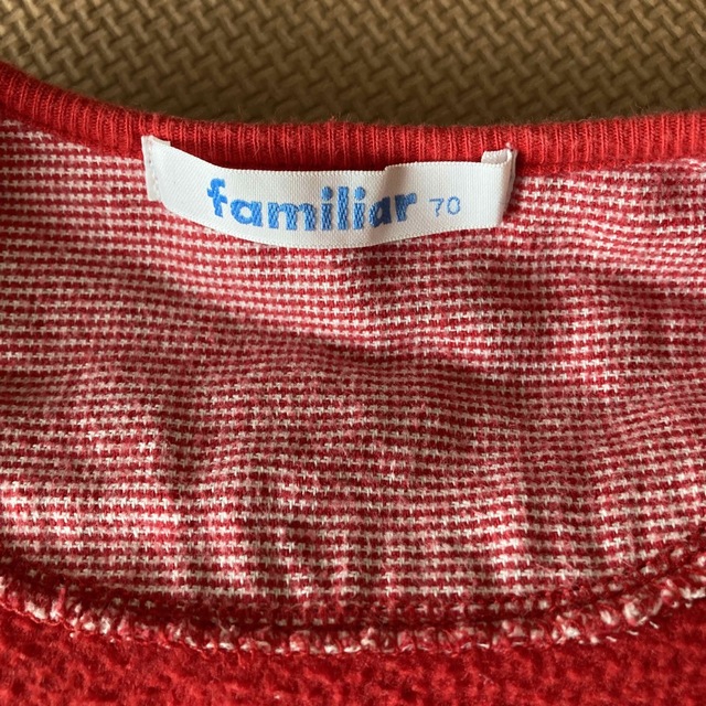 familiar(ファミリア)の【ファミリア70】ベスト　赤色　刺繍 キッズ/ベビー/マタニティのベビー服(~85cm)(カーディガン/ボレロ)の商品写真