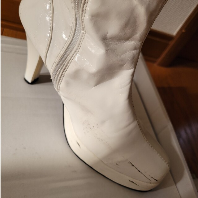 白革 エナメル ロングブーツ レディースの靴/シューズ(ブーツ)の商品写真