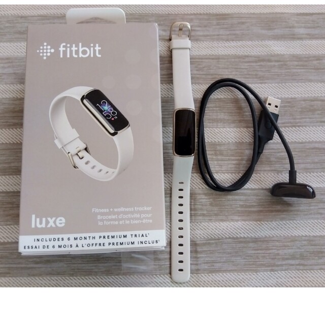 fitfit(フィットフィット)のfitbit luxe ルナホワイト スポーツ/アウトドアのトレーニング/エクササイズ(ウォーキング)の商品写真