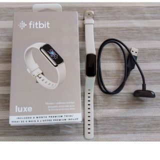 フィットフィット(fitfit)のfitbit luxe ルナホワイト(ウォーキング)