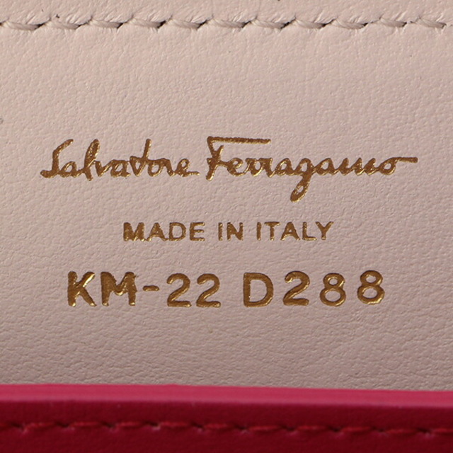 Ferragamo(フェラガモ)の新品 フェラガモ FERRAGAMO カードケース ブランドグッズ レッド 赤 レディースのファッション小物(名刺入れ/定期入れ)の商品写真