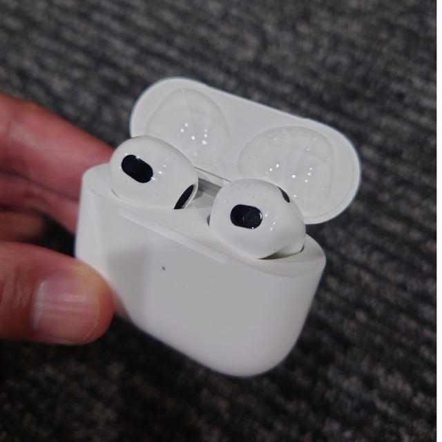 Apple(アップル)のApple AirPods 第3世代 MME73J/A アップル エアポッズ スマホ/家電/カメラのオーディオ機器(ヘッドフォン/イヤフォン)の商品写真