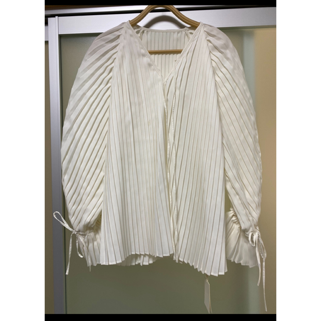 TODAYFUL(トゥデイフル)のlouren all pleats volume blouse タグ付き難あり レディースのトップス(シャツ/ブラウス(長袖/七分))の商品写真