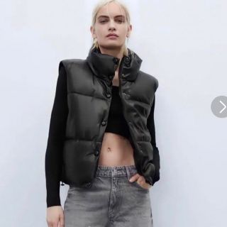 ザラ(ZARA)のZARA フェイクレザーベスト(ダウンベスト)