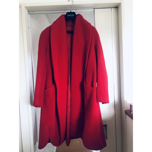 ジョルジォアルマーニの赤コート