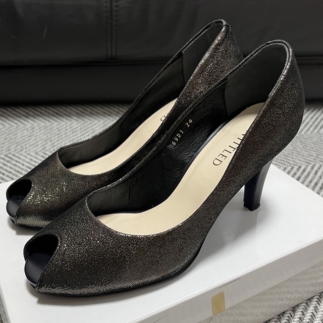 UNTITIEDゴールド　ブラック　パンプス　24センチ レディースの靴/シューズ(ハイヒール/パンプス)の商品写真