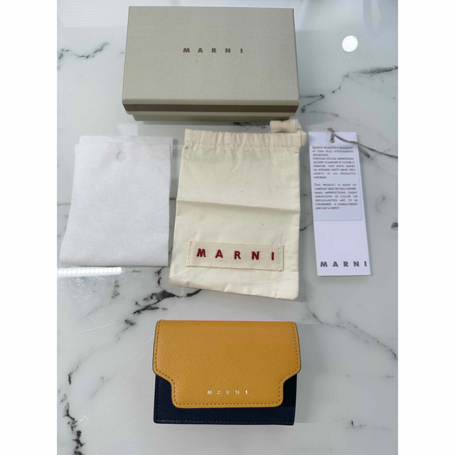 新品!美品、 マルニ MARNI ミニ財布 折り財布 マルチカラー 予約特典