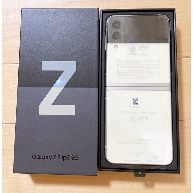 Galaxy(ギャラクシー)の【新品未使用品】GALAXY Zflip3 クリーム SCG12 スマホ/家電/カメラのスマートフォン/携帯電話(スマートフォン本体)の商品写真