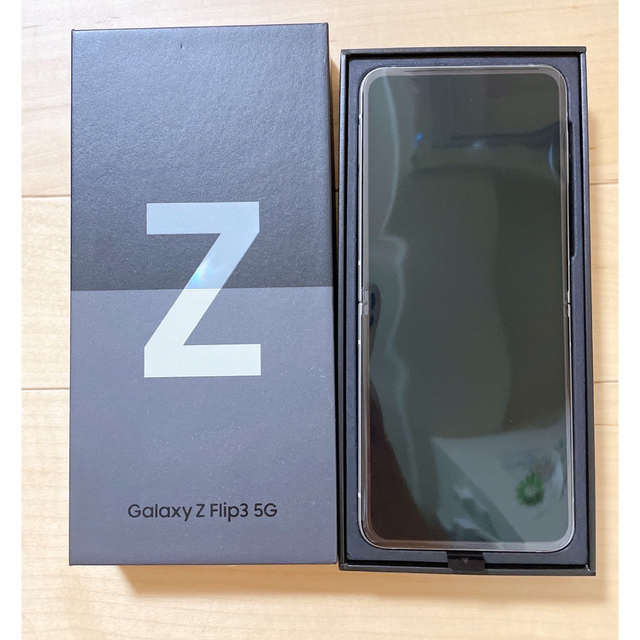 Galaxy(ギャラクシー)の【新品未使用品】GALAXY Zflip3 クリーム SCG12 スマホ/家電/カメラのスマートフォン/携帯電話(スマートフォン本体)の商品写真