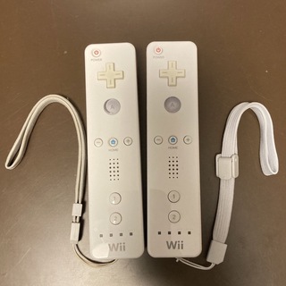 ウィー(Wii)のWiiリモコン ホワイト 2つ ストラップ付き(家庭用ゲーム機本体)