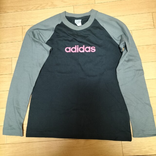 adidas(アディダス)のアディダス　Tシャツ　長袖 レディースのトップス(Tシャツ(長袖/七分))の商品写真