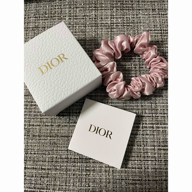 Christian Dior(クリスチャンディオール)のディオール　シュシュ　ノベルティ　ヘアアクセサリー　クリスタル会員　非売品 レディースのヘアアクセサリー(ヘアゴム/シュシュ)の商品写真