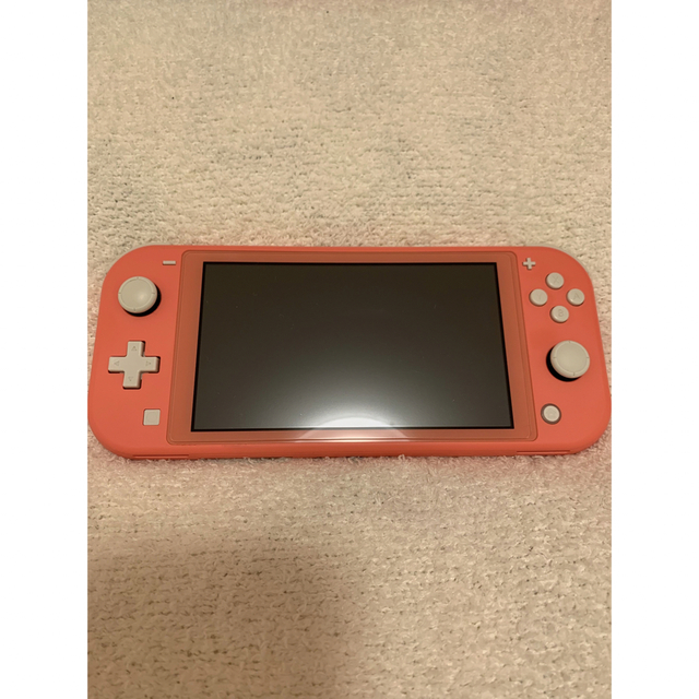 Nintendo Switch(ニンテンドースイッチ)のSwitchLight コーラルピンク エンタメ/ホビーのゲームソフト/ゲーム機本体(携帯用ゲーム機本体)の商品写真