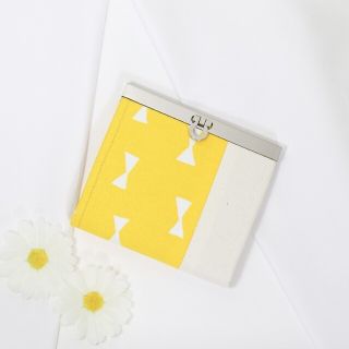 【rib.Y】コンパクト 直線口金の二つ折り財布 北欧柄 黄色リボン(財布)
