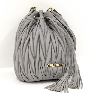 ミュウミュウ(miumiu)のmiumiu 巾着ショルダーバッグ マテラッセ グレー 5BE014(ショルダーバッグ)