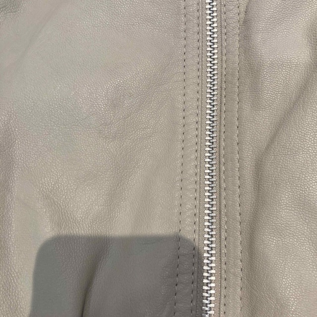 ユリエニタニ　羊革　ジャケット　ベージュ　サイズ40 レディースのジャケット/アウター(ライダースジャケット)の商品写真