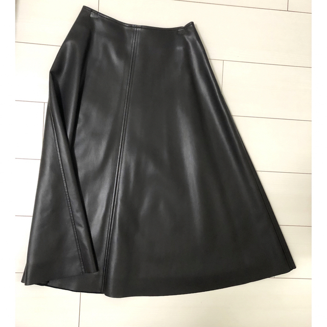 M-premier(エムプルミエ)のエムプルミエ フェイク レザー スカート ブラウン 5号 サイズ レディースのスカート(ひざ丈スカート)の商品写真