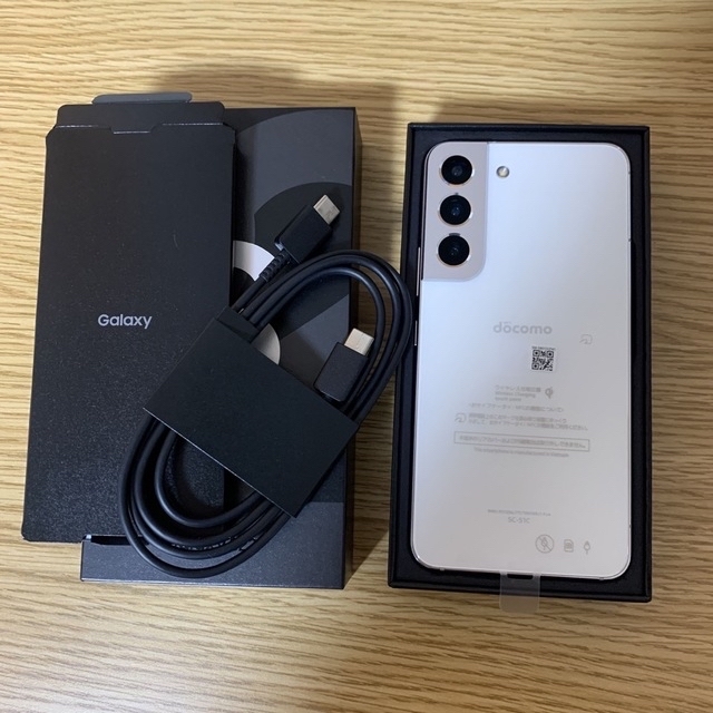 Galaxy(ギャラクシー)の【緊急値下げ2000円引】Galaxy S22 SC-51C ファントムホワイト スマホ/家電/カメラのスマートフォン/携帯電話(スマートフォン本体)の商品写真