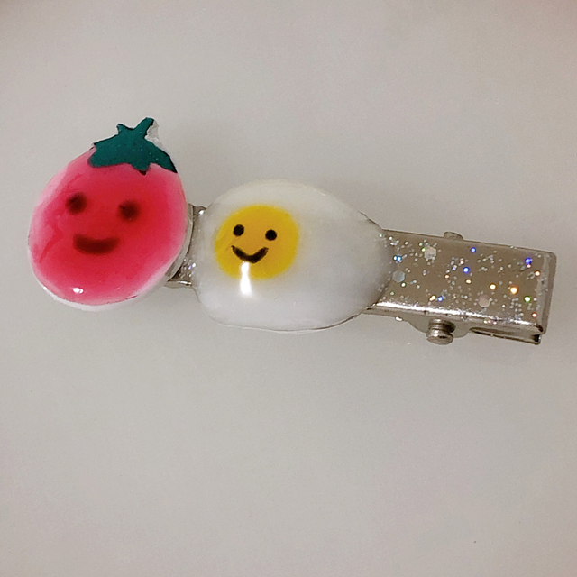ハンドメイド レジンで作った目玉焼きとトマトのヘアクリップの通販 by