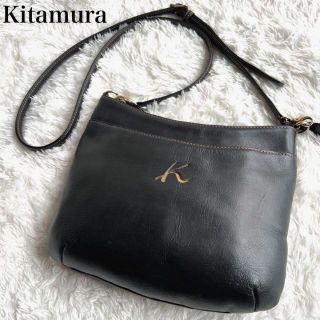 キタムラ(Kitamura)のKitamura  ショルダーバッグ　ロゴ型押し　黒　斜めがけ　オールレザー(ショルダーバッグ)