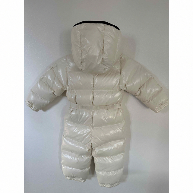 MONCLER(モンクレール)のモンクレール　キッズ　ダウン　ロンパース　白　ほぼ新品　子供用 キッズ/ベビー/マタニティのキッズ服男の子用(90cm~)(ジャケット/上着)の商品写真