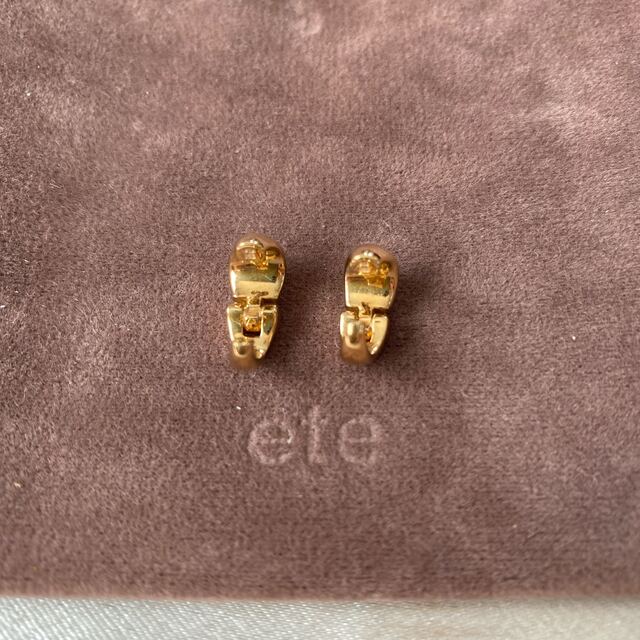 ete(エテ)のete ハグイヤリング　ドロップ レディースのアクセサリー(イヤリング)の商品写真