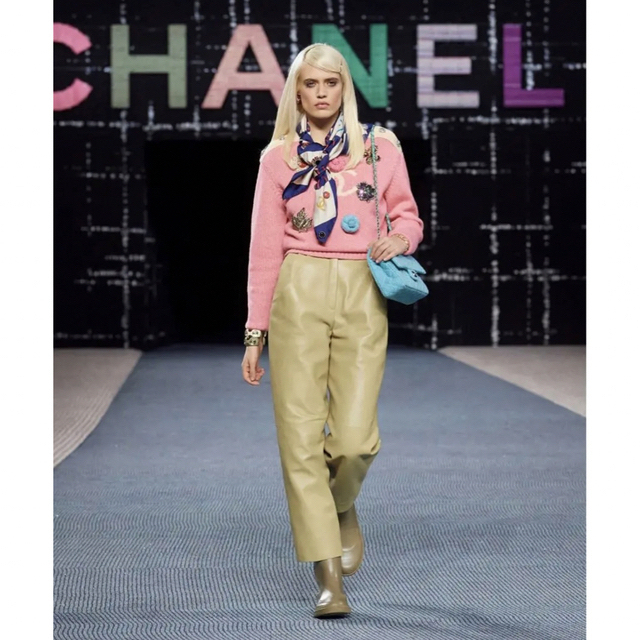 CHANEL(シャネル)の新作　Chanel シャネル 22/23秋冬　ピンク　カシミヤ　ロゴプルオーバー レディースのトップス(ニット/セーター)の商品写真