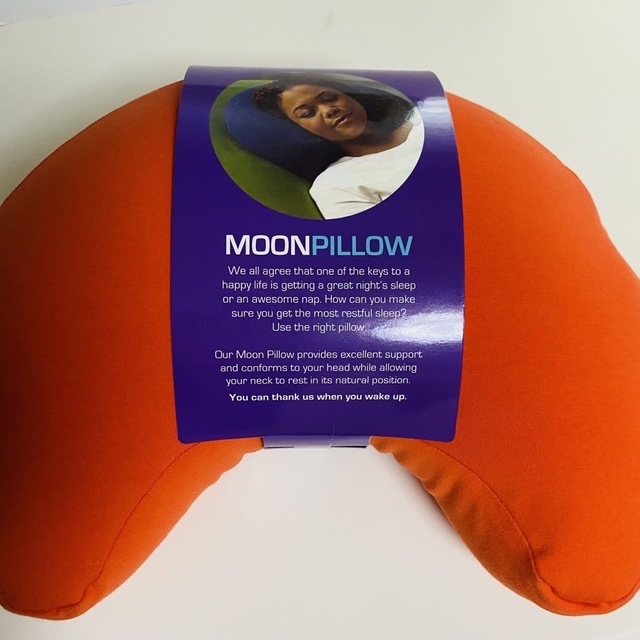 【新品未使用】Moon Pillow（ムーンピロー）オレンジ インテリア/住まい/日用品の寝具(枕)の商品写真