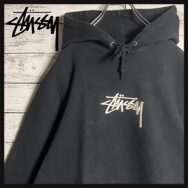 【即完売モデル】 STUSSY パーカー 刺繍 センターロゴ 大人気 入手困難L