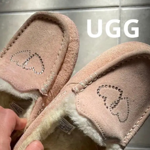 UGG(アグ)の【オーストラリア正規店購】ハート　23cm ベビーピンク　モカシン　ファー レディースの靴/シューズ(スリッポン/モカシン)の商品写真