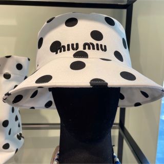 ミュウミュウ(miumiu)の匿名配送！◆miumiu◆バゲットハット ドット柄 Mサイズ 2色展開(ハット)