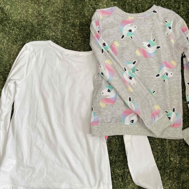 H&M(エイチアンドエム)のH&Mカットソーユニコーン２枚 キッズ/ベビー/マタニティのキッズ服女の子用(90cm~)(Tシャツ/カットソー)の商品写真