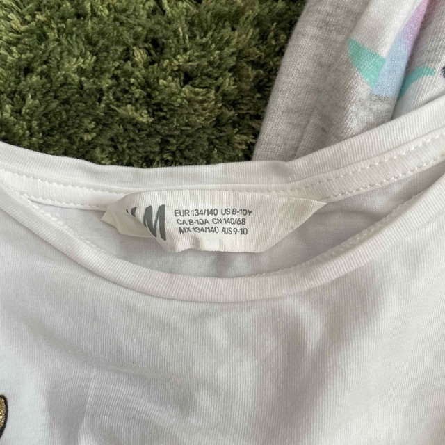 H&M(エイチアンドエム)のH&Mカットソーユニコーン２枚 キッズ/ベビー/マタニティのキッズ服女の子用(90cm~)(Tシャツ/カットソー)の商品写真