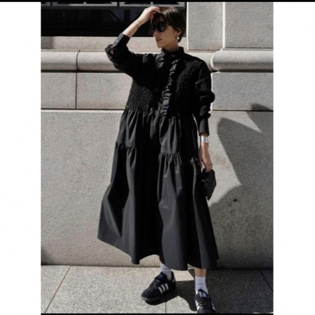 新品　マチャット　MACHATT  フリルティアードシャツドレス　ワンピース　黒 レディースのワンピース(ロングワンピース/マキシワンピース)の商品写真