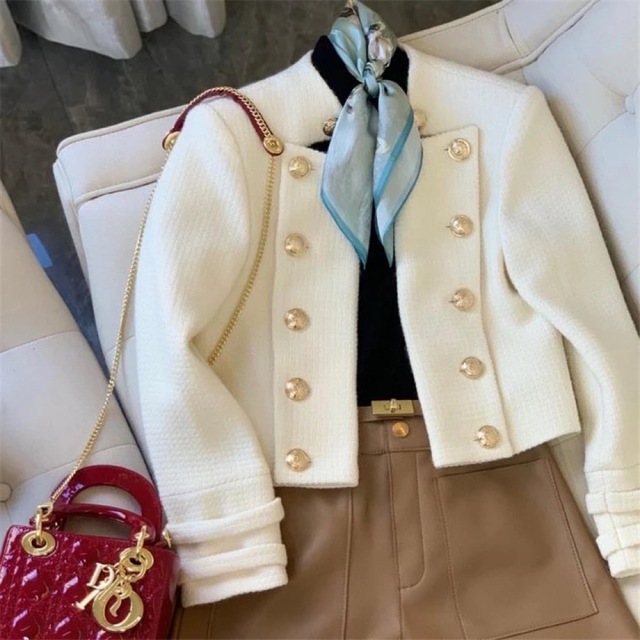 ホワイトツィードゴールドボタン ショート丈ジャケット アイボリー白 レディースのジャケット/アウター(ノーカラージャケット)の商品写真