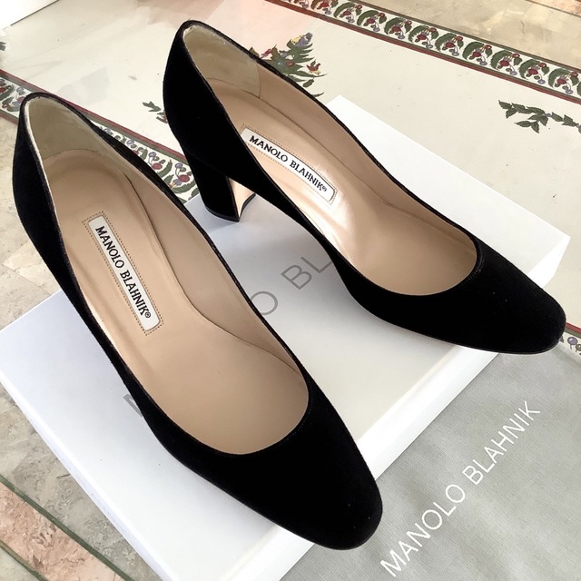 MANOLO BLAHNIK(マノロブラニク)の試着のみ新品!憧れのマノロブラニク 定番ラウンドトゥ 極上スウェード 23.5㎝ レディースの靴/シューズ(ハイヒール/パンプス)の商品写真