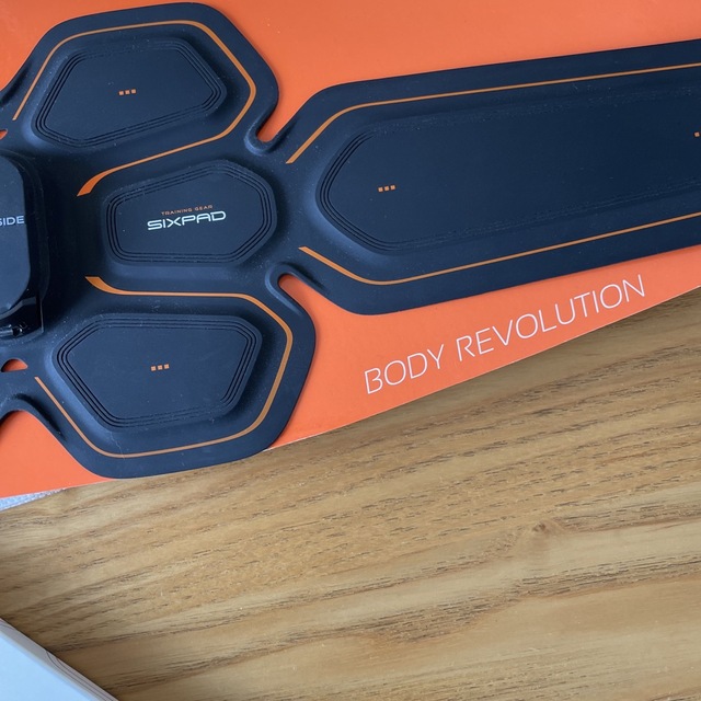 SIXPAD(シックスパッド)のシックスパッド　Body Revolution SIX PAD スポーツ/アウトドアのトレーニング/エクササイズ(トレーニング用品)の商品写真