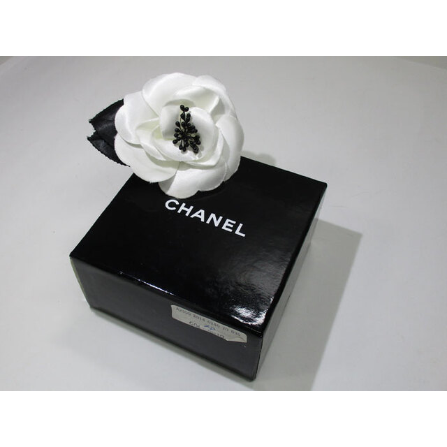 CHANEL(シャネル)のCHANEL カメリア コサージュ ブローチ ファブリック製 ホワイト ブラック レディースのアクセサリー(ブローチ/コサージュ)の商品写真