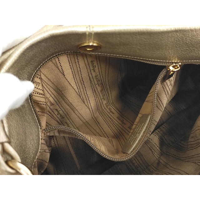 Ferragamo(フェラガモ)のSalvatore Ferragamo ショルダーバッグ ヴァラ リボン レディースのバッグ(ショルダーバッグ)の商品写真