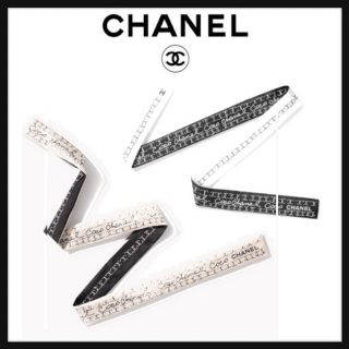 シャネル(CHANEL)のCHANEL 2022 クルーズ ヘアバンド シルク ツイル　ツイリー　シャネル(バンダナ/スカーフ)