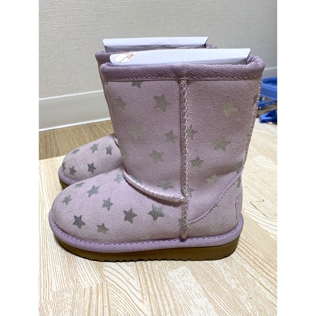 UGG(アグ)のUGGブーツ　キッズ キッズ/ベビー/マタニティのキッズ靴/シューズ(15cm~)(ブーツ)の商品写真