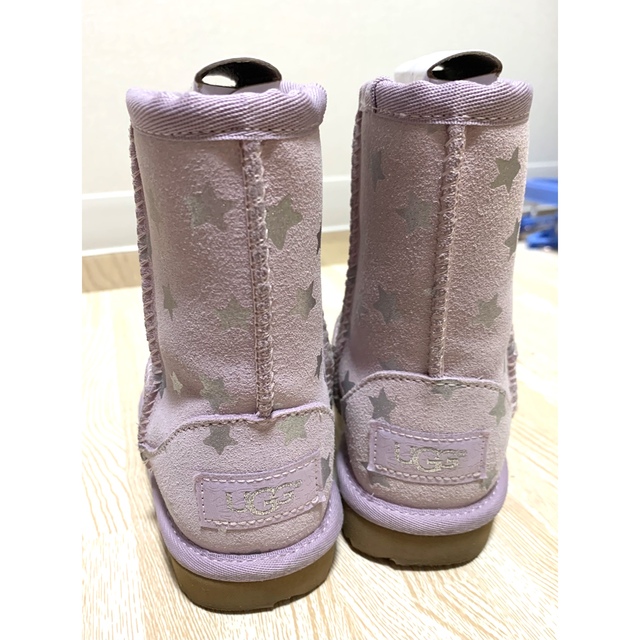 UGG(アグ)のUGGブーツ　キッズ キッズ/ベビー/マタニティのキッズ靴/シューズ(15cm~)(ブーツ)の商品写真