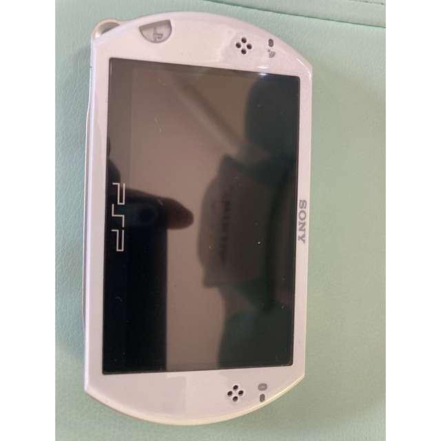 SONY(ソニー)のSONY PSPGO ホワイト エンタメ/ホビーのゲームソフト/ゲーム機本体(携帯用ゲーム機本体)の商品写真