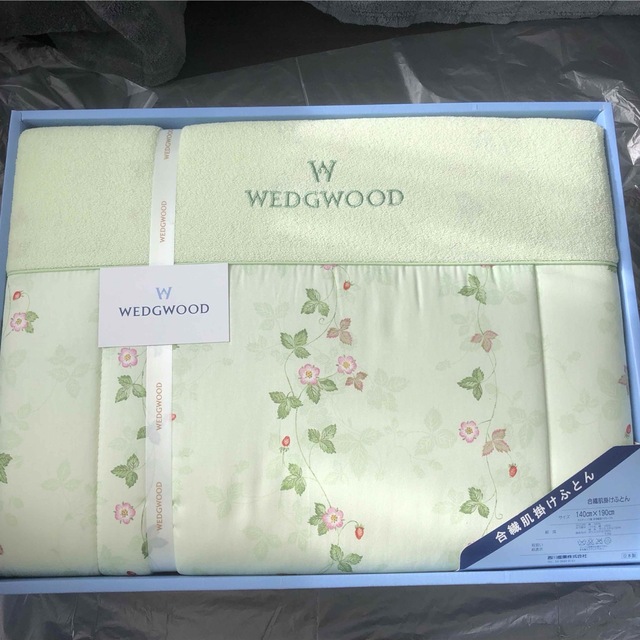 WEDGWOOD(ウェッジウッド)の送料込！新品•未使用品WEDGWOOD肌掛け布団 インテリア/住まい/日用品の寝具(布団)の商品写真