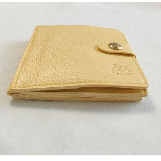 IL BISONTE(イルビゾンテ)の【22春夏】イルビゾンテ  スクエア型二つ折り財布 コンパクト くすみイエロー レディースのファッション小物(財布)の商品写真