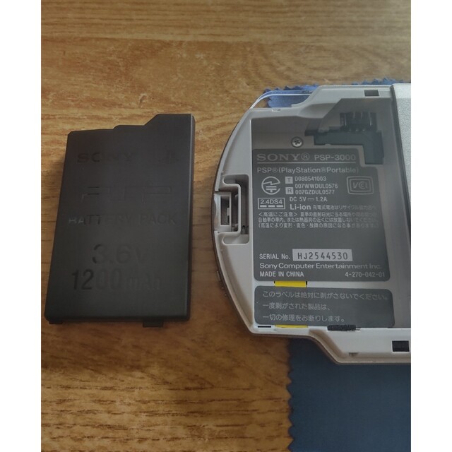 PlayStation Portable(プレイステーションポータブル)のPSP-3000 シルバー　ソフト6本付き エンタメ/ホビーのゲームソフト/ゲーム機本体(携帯用ゲーム機本体)の商品写真