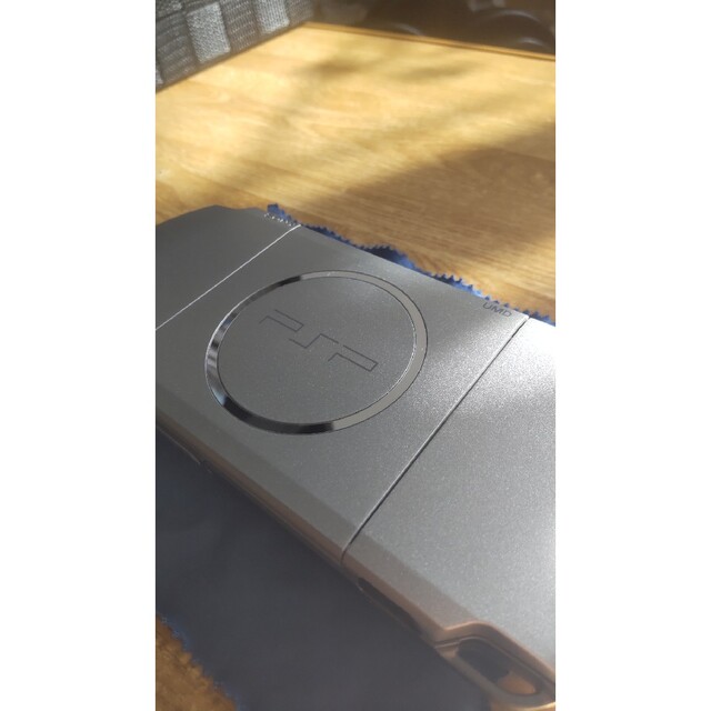 PlayStation Portable(プレイステーションポータブル)のPSP-3000 シルバー　ソフト6本付き エンタメ/ホビーのゲームソフト/ゲーム機本体(携帯用ゲーム機本体)の商品写真