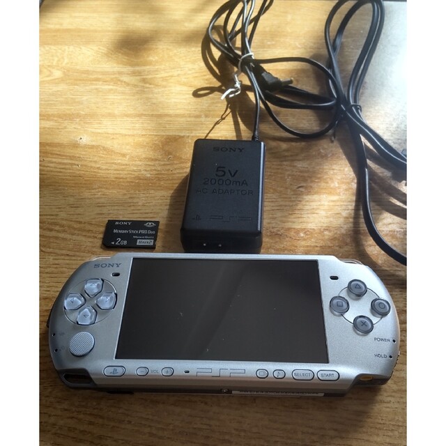 ゲームソフトゲーム機本体PSP-3000 シルバー　ソフト6本付き